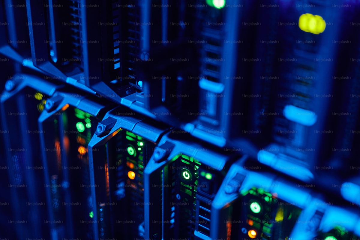 Serverblades in blauw licht in een datacenter
