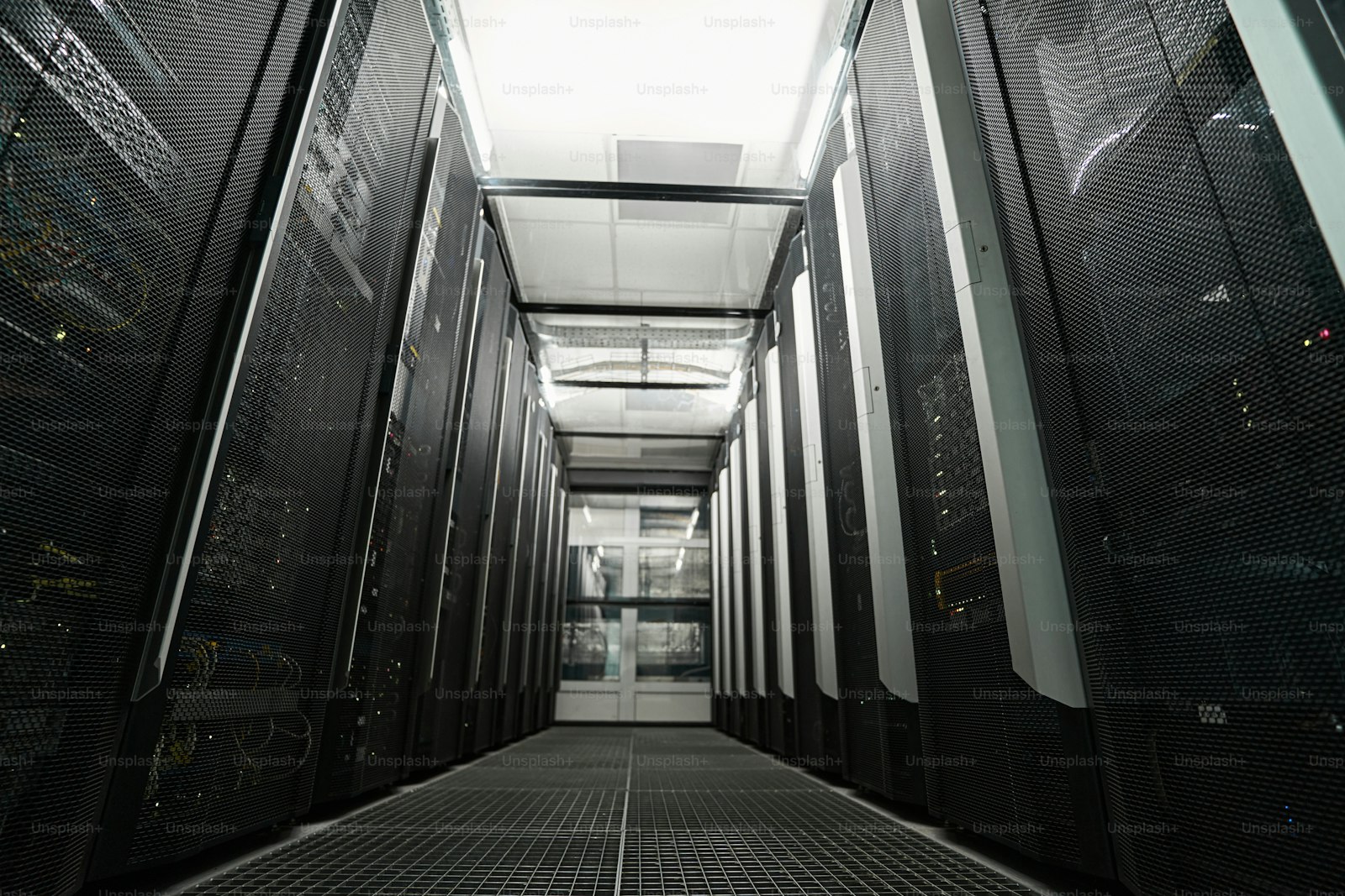 Gang tussen serverkasten in een datacenter