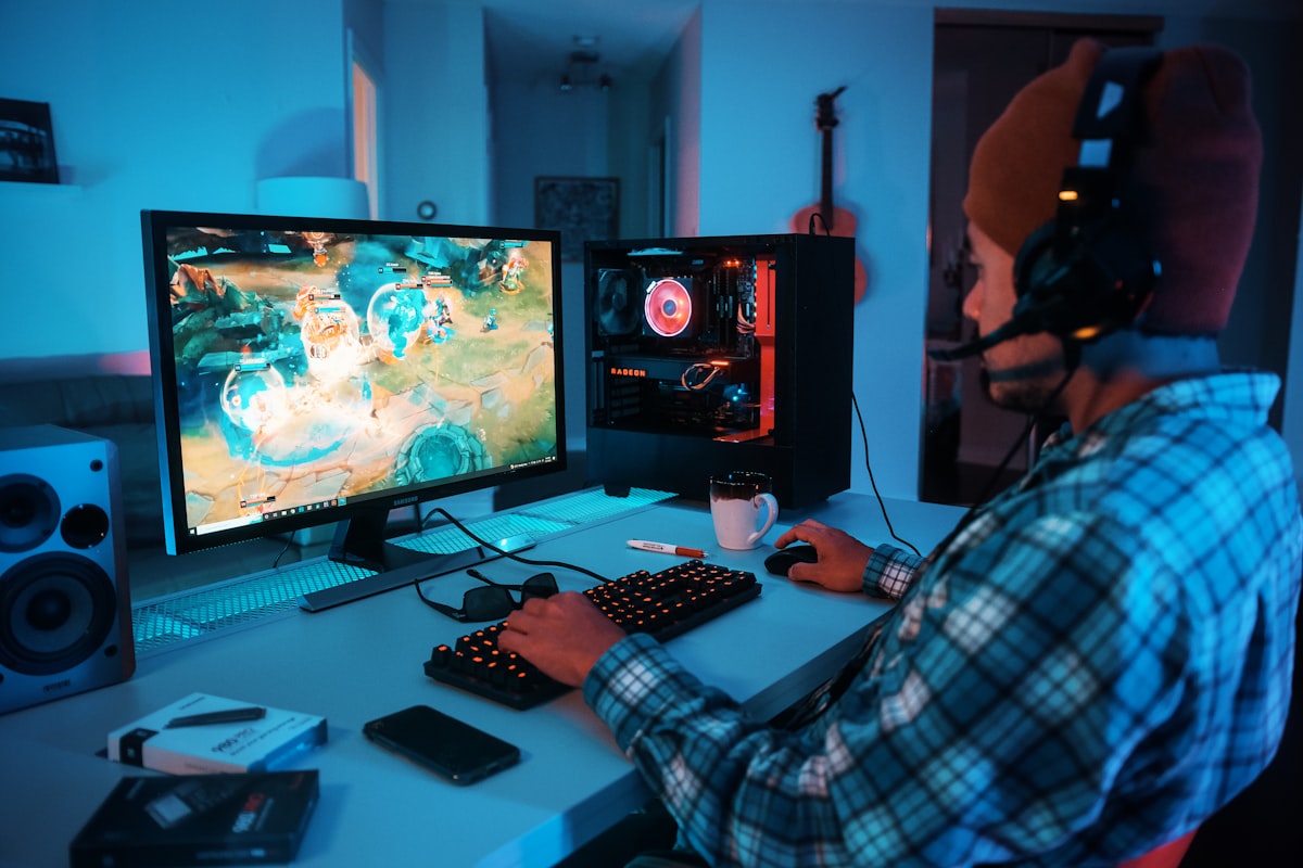 Speler met headset achter een computer tijdens een online sessie