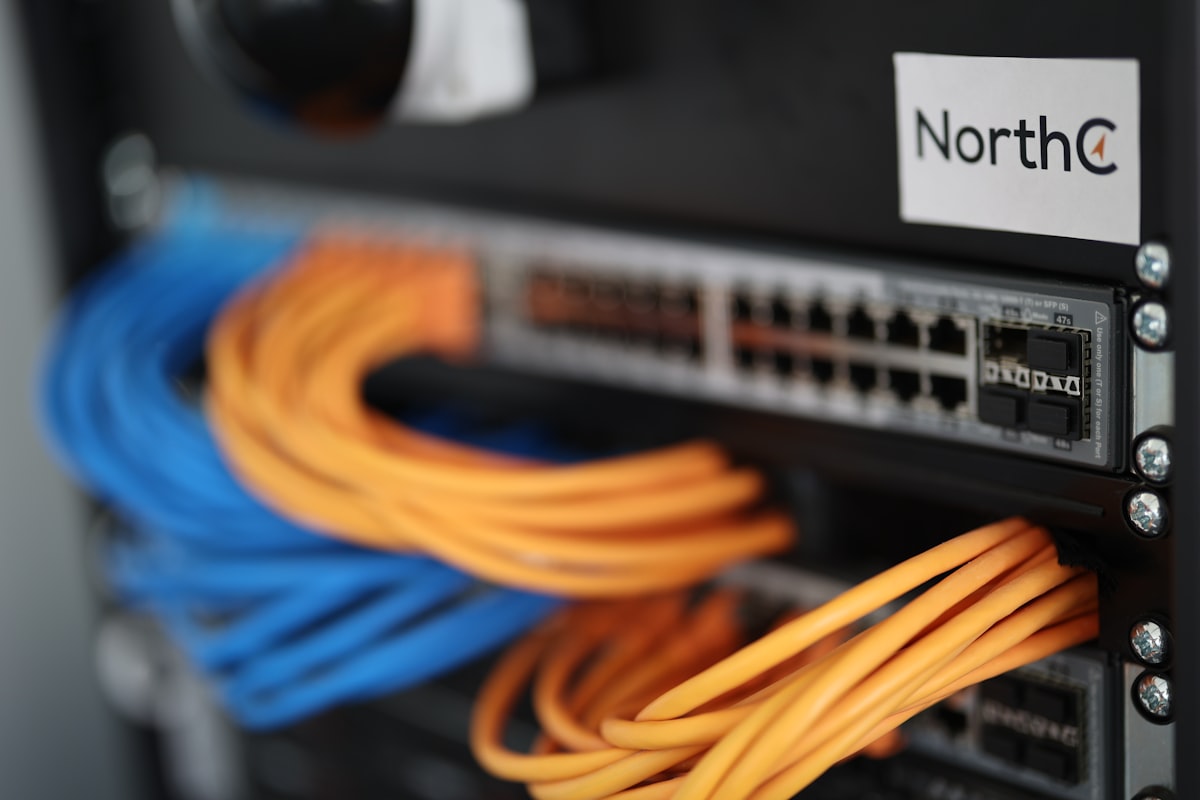 Netwerkswitch met aangesloten kabels in een serverrack