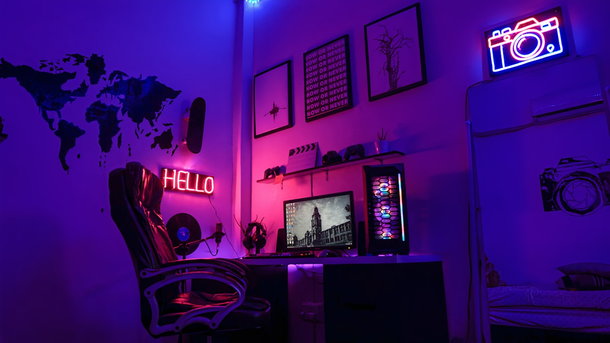 Gaming-setup met neonverlichting en een pc met RGB-verlichting